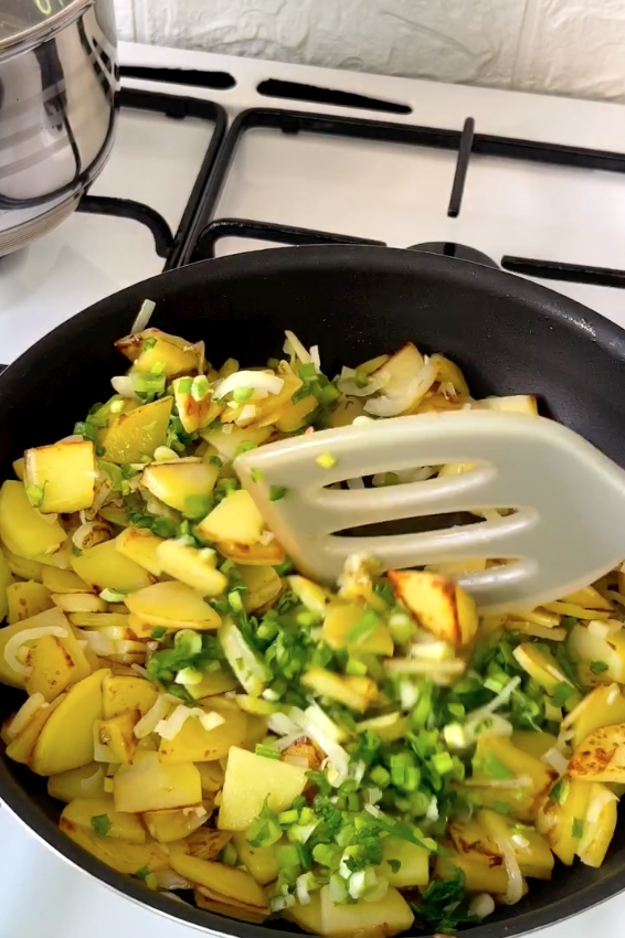 Жареный картофель c зеленью и специями