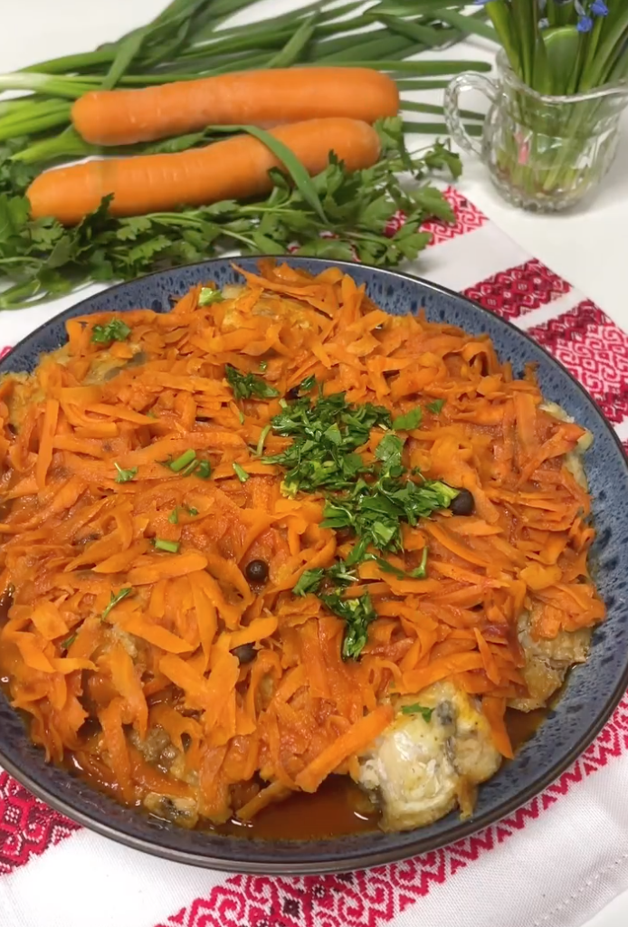 Рыба с морковью и томатной пастой