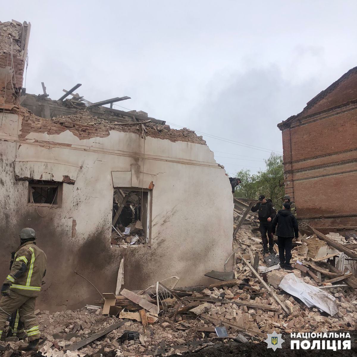 Оккупанты обстреляли центр Купянска и попали в музей: под завалами оказались люди, есть погибшие и много раненых. Видео