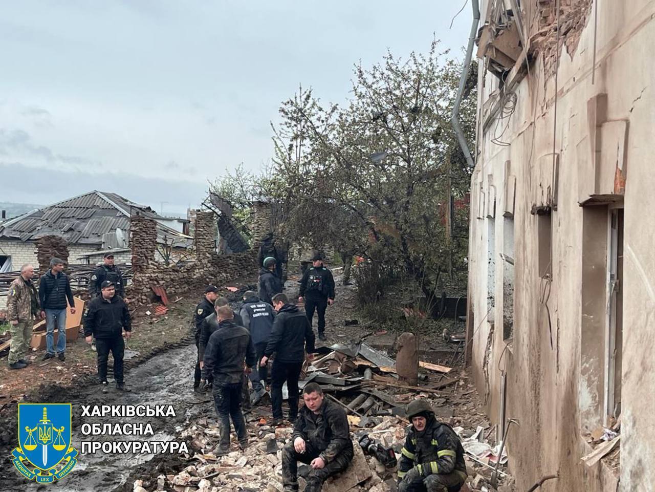 Оккупанты обстреляли центр Купянска и попали в музей: под завалами оказались люди, есть погибшие и много раненых. Видео