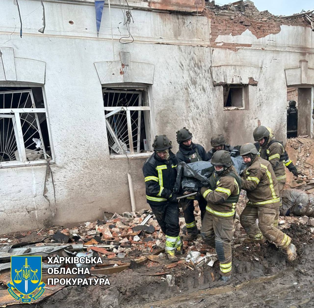 Оккупанты обстреляли центр Купянска и попали в музей: под завалами оказались люди, есть погибшие и много раненых. Видео