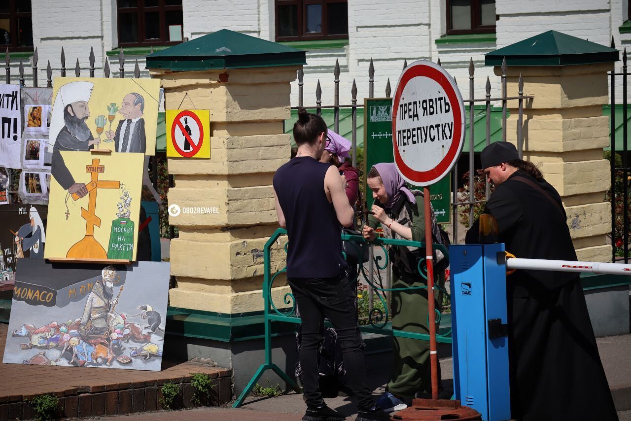 У Києво-Печерській лаврі влаштували виставку анти-УПЦ МП плакатів. Фоторепортаж