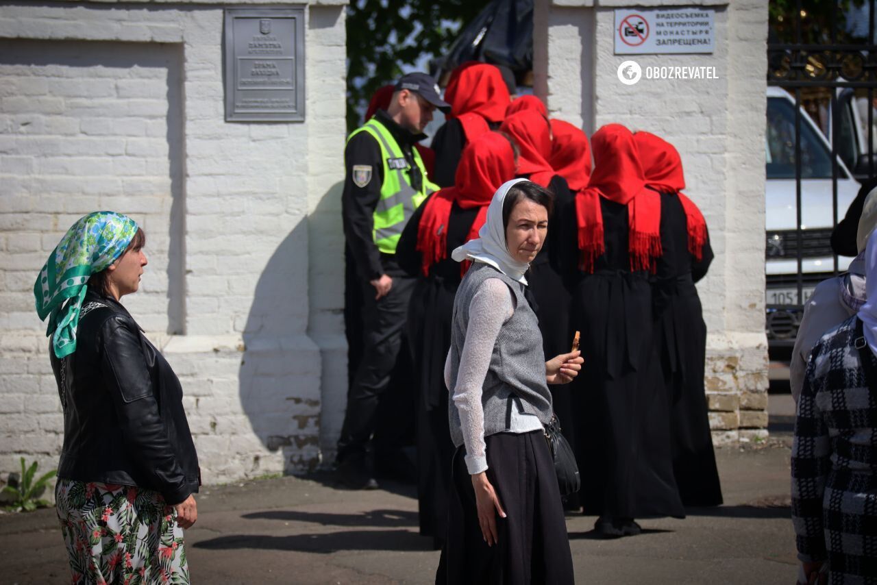 У Києво-Печерській лаврі влаштували виставку анти-УПЦ МП плакатів. Фоторепортаж