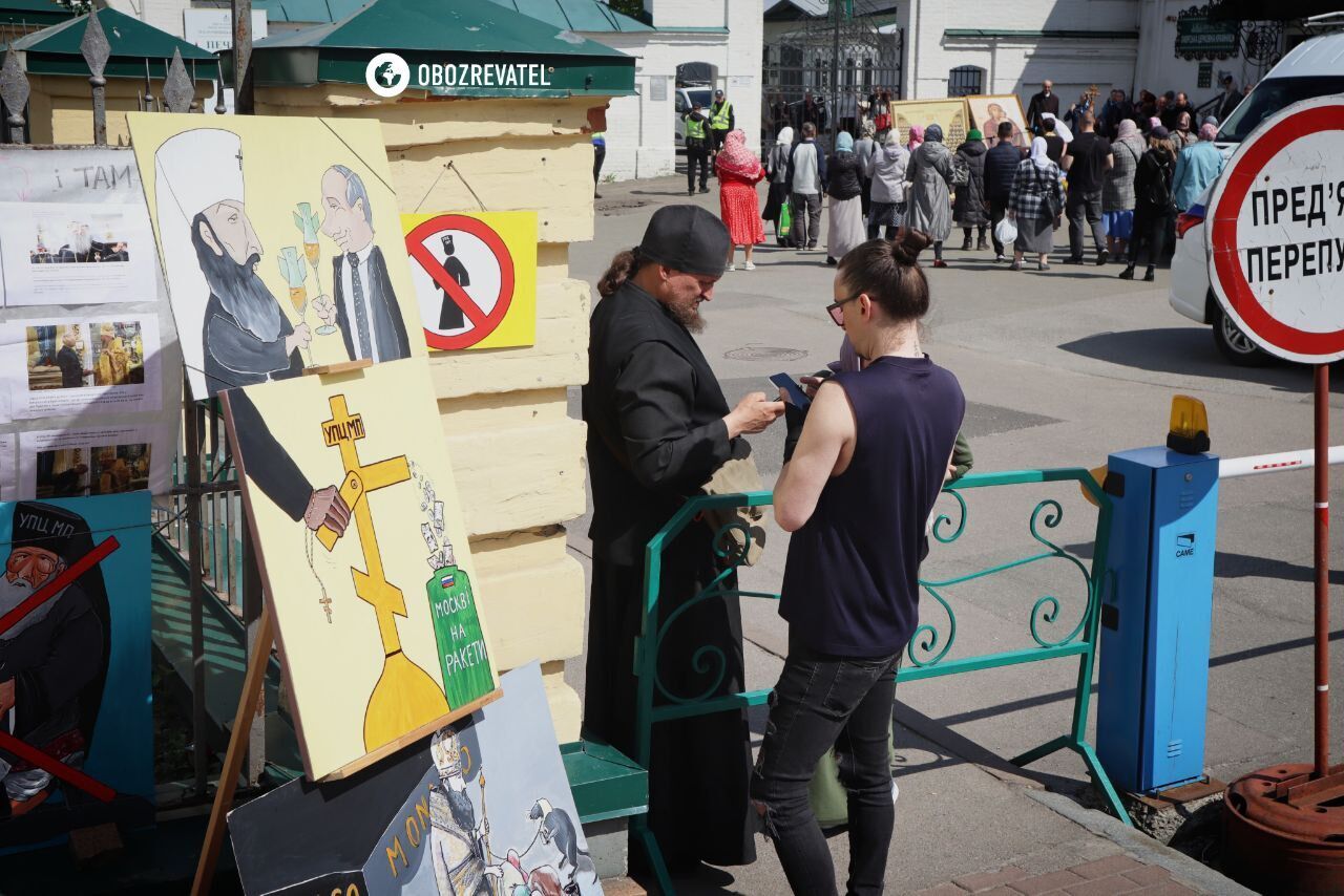 У Києво-Печерській лаврі влаштували виставку анти-УПЦ МП плакатів. Фоторепортаж