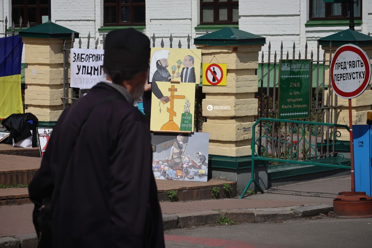 У Києво-Печерській лаврі влаштували виставку анти-УПЦ МП плакатів. Фоторепортаж