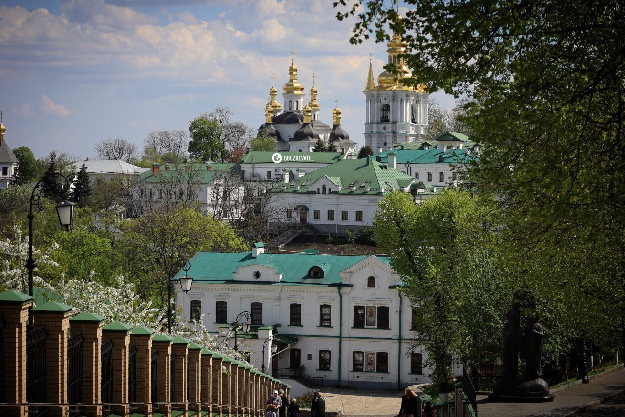 У Києво-Печерській лаврі влаштували виставку анти-УПЦ МП плакатів. Фоторепортаж