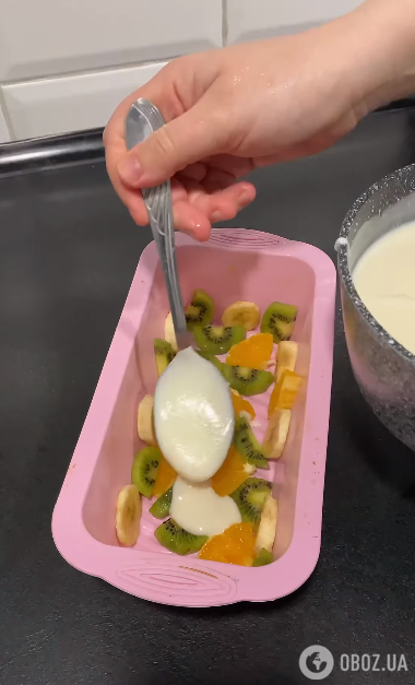 Молочный десерт без выпечки с фруктами: застывает в холодильнике