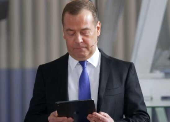 "Бесславная кончина": Медведев похвастался преимуществом российских технологий над западными, читая текст с американского планшета. Видео