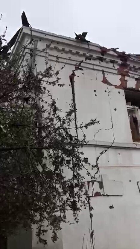 Окупанти обстріляли центр Куп’янська і влучили в музей: під завалами опинилися люди, багато поранених. Відео 