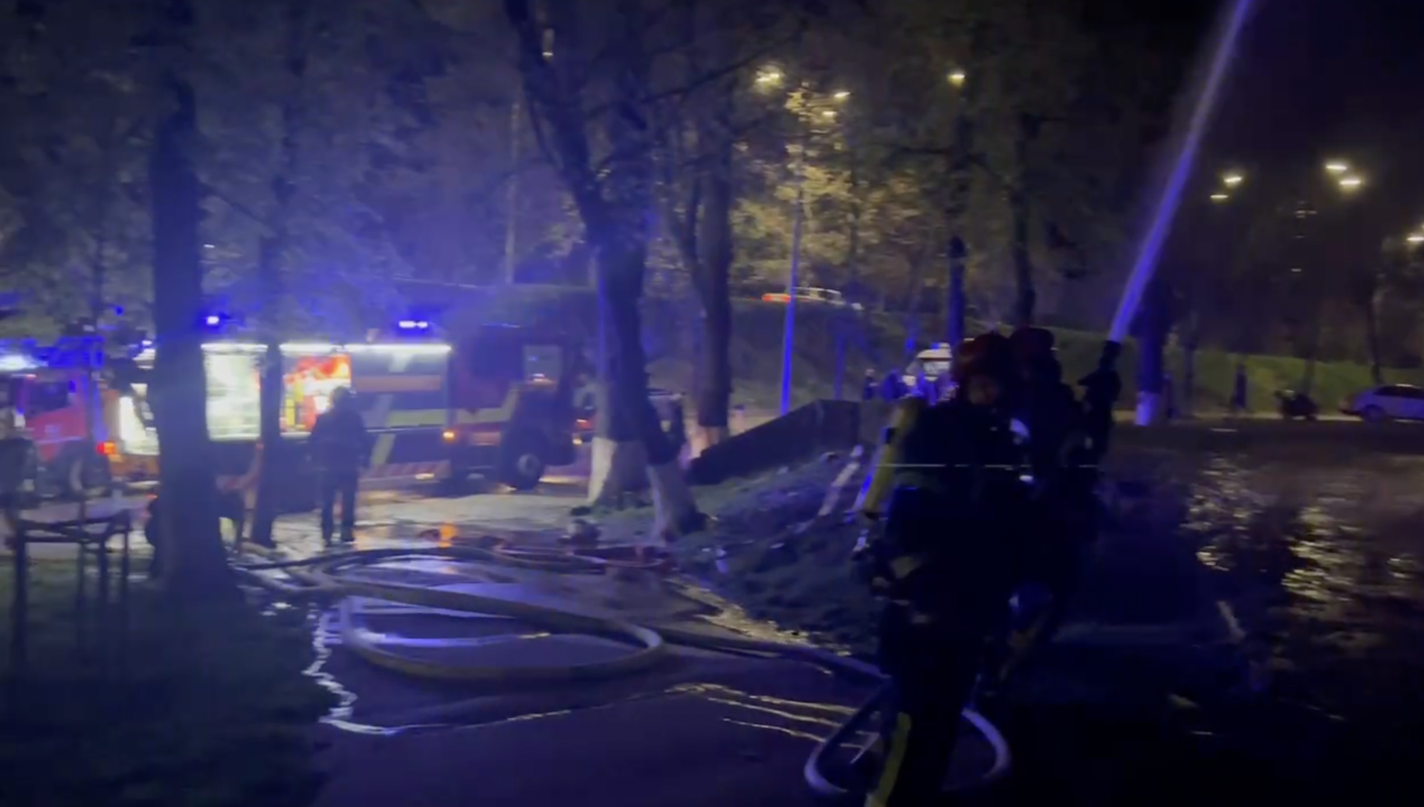 В Киеве вспыхнул пожар в многоэтажке: работали спасатели. Видео