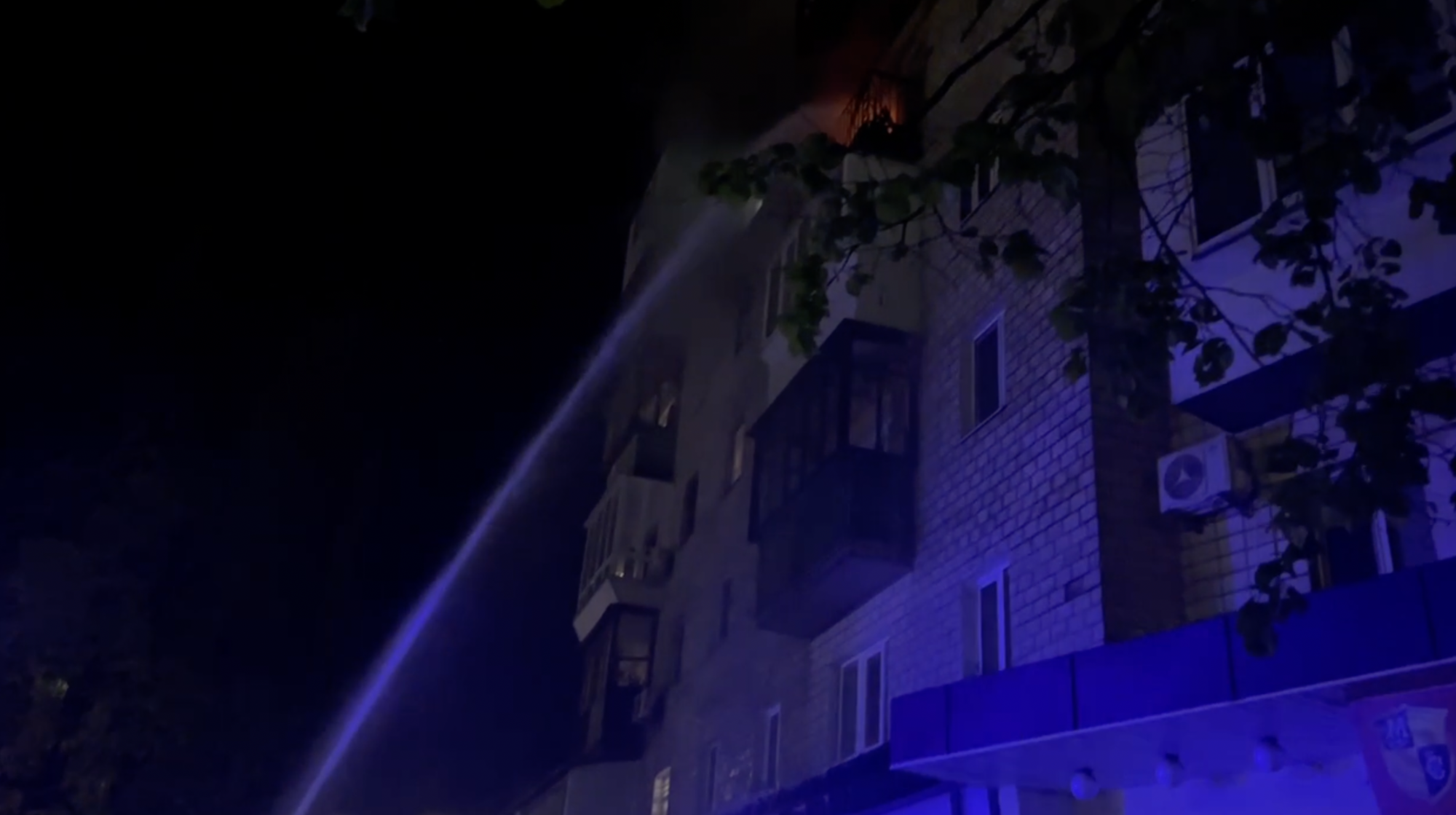 В Киеве вспыхнул пожар в многоэтажке: работали спасатели. Видео