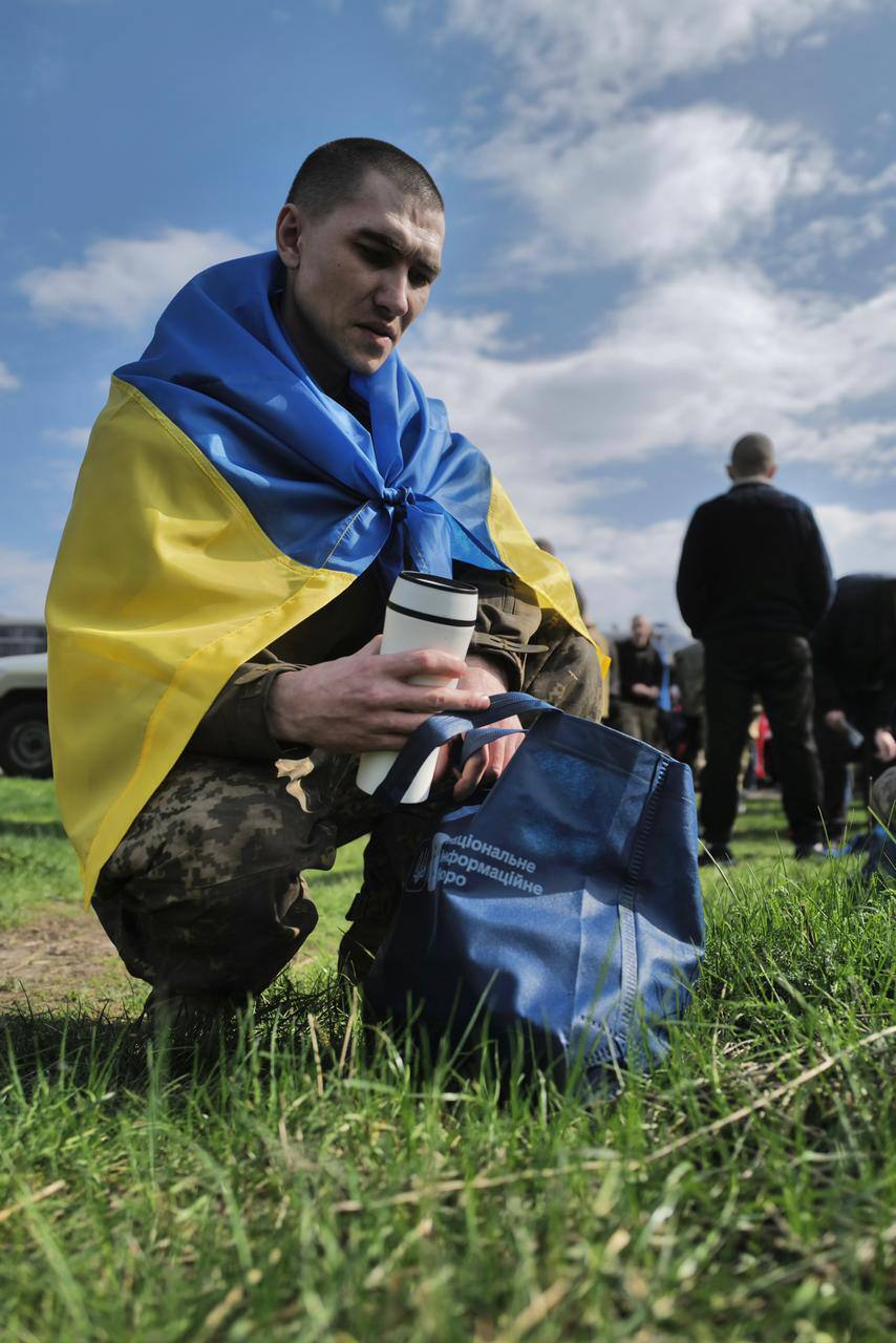 Захисники Маріуполя, Херсонщини та сходу: Україна повернула з російського полону 44 полонених. Фото та відео