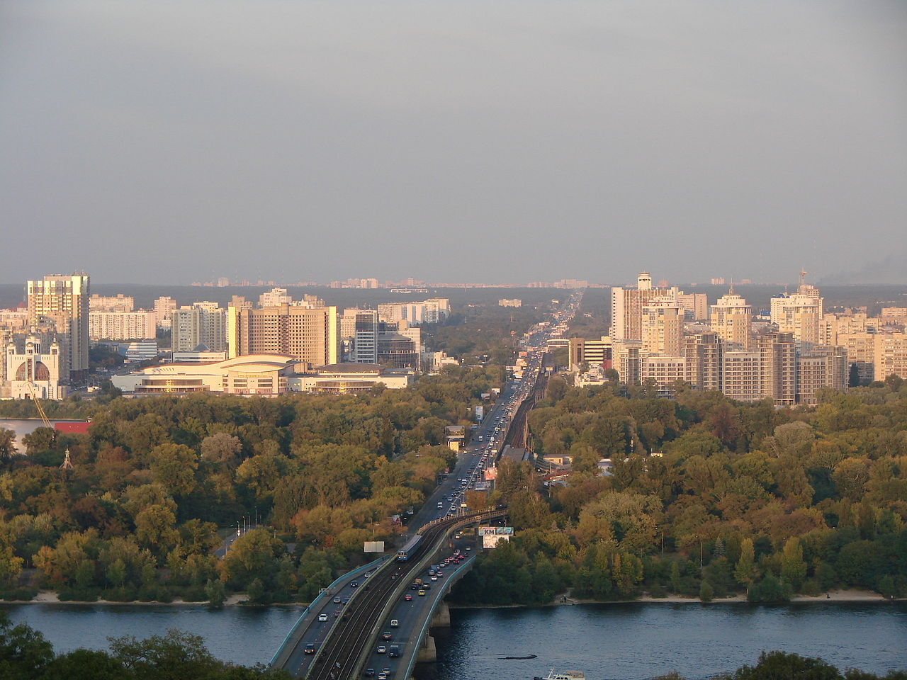 У Києві в 2000-х роках поблизу метро "Лівобережна" хотіли побудували висотку у вигляді Тризуба. Фото