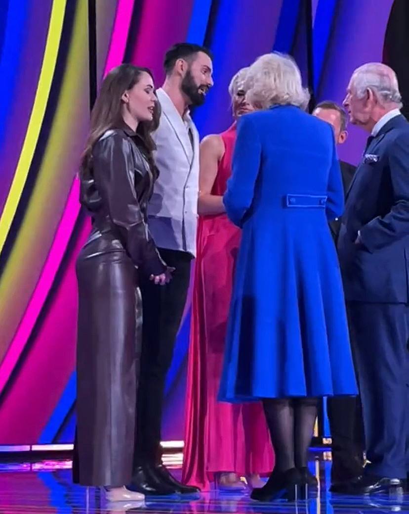 Зажгли огни: король Чарльз и королева Камилла официально открыли сцену Евровидения в Ливерпуле. Видео