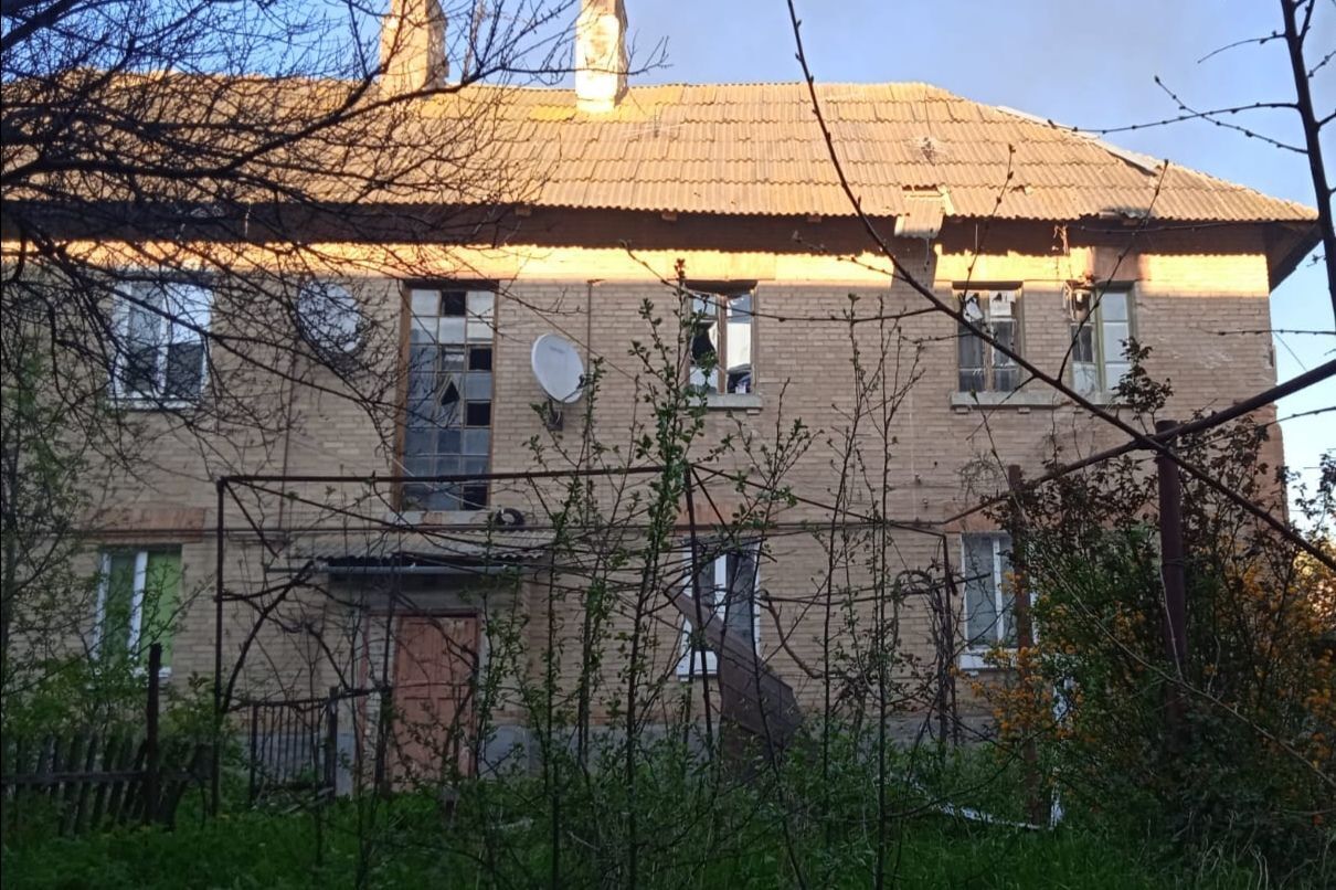 Разрушены дома, перебит газопровод, ранены люди: армия РФ обстреляла Марганец и Никополь. Фото