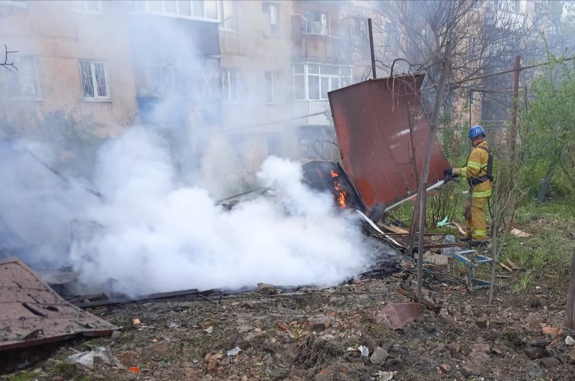 Зруйновані будинки, перебитий газогон, поранені люди: армія РФ обстріляла Марганець і Нікополь. Фото