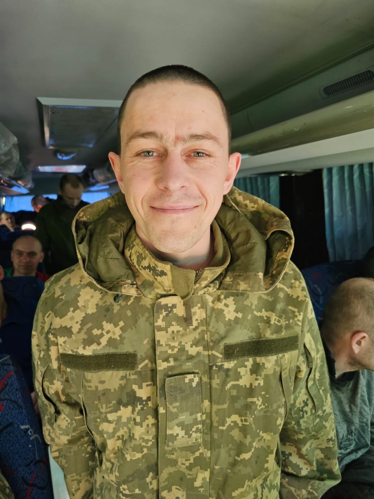 Защитники Мариуполя, Херсона и востока: Украина вернула из российского плена 44 пленных. Фото и видео