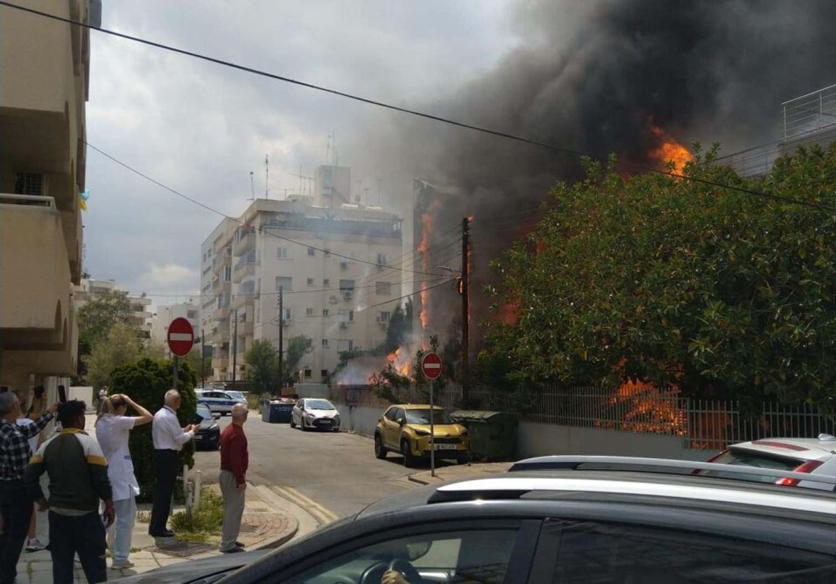 "А где у нас еще не горело?" Россияне устроили истерику из-за пожара в своем центре на Кипре и обвинили украинцев