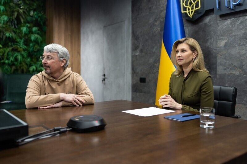 Олена Зеленська з королем Чарльзом і королевою Каміллою проголосили побратимство між бібліотеками України та Британії. Фото й відео