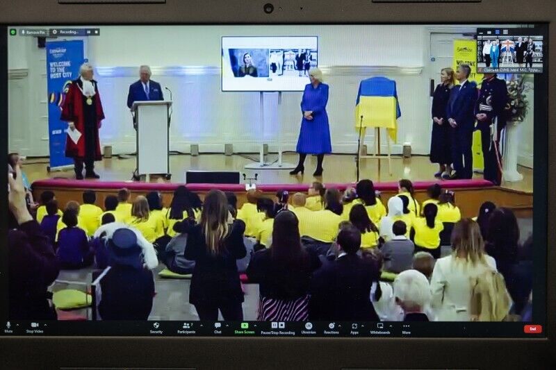 Олена Зеленська з королем Чарльзом і королевою Каміллою проголосили побратимство між бібліотеками України та Британії. Фото й відео