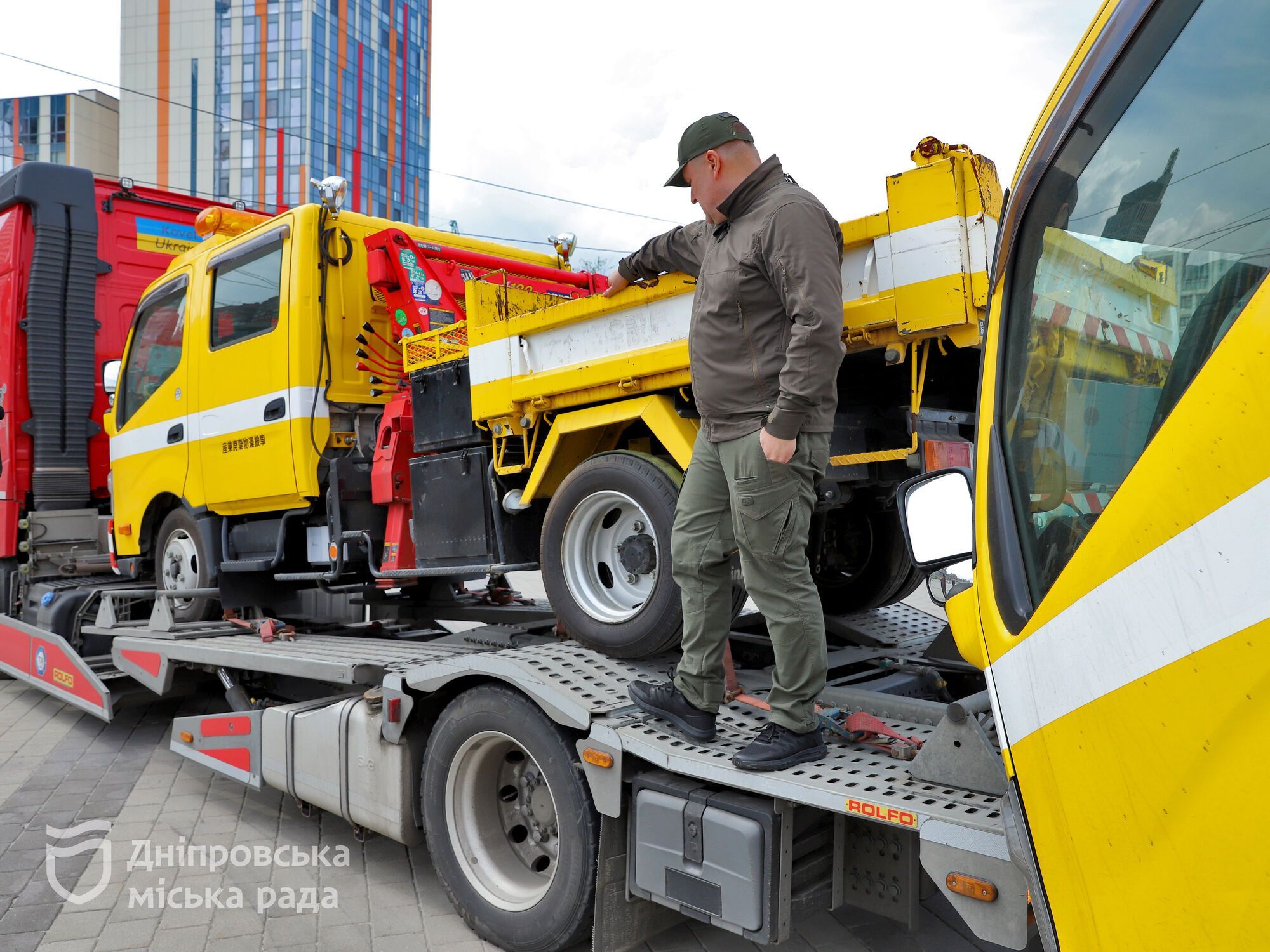"Ми цінуємо допомогу наших міжнародних партнерів": Філатов показав техніку, яку Дніпру передало місто Осака