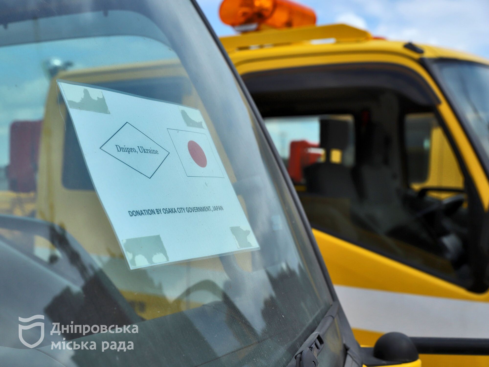 "Ми цінуємо допомогу наших міжнародних партнерів": Філатов показав техніку, яку Дніпру передало місто Осака