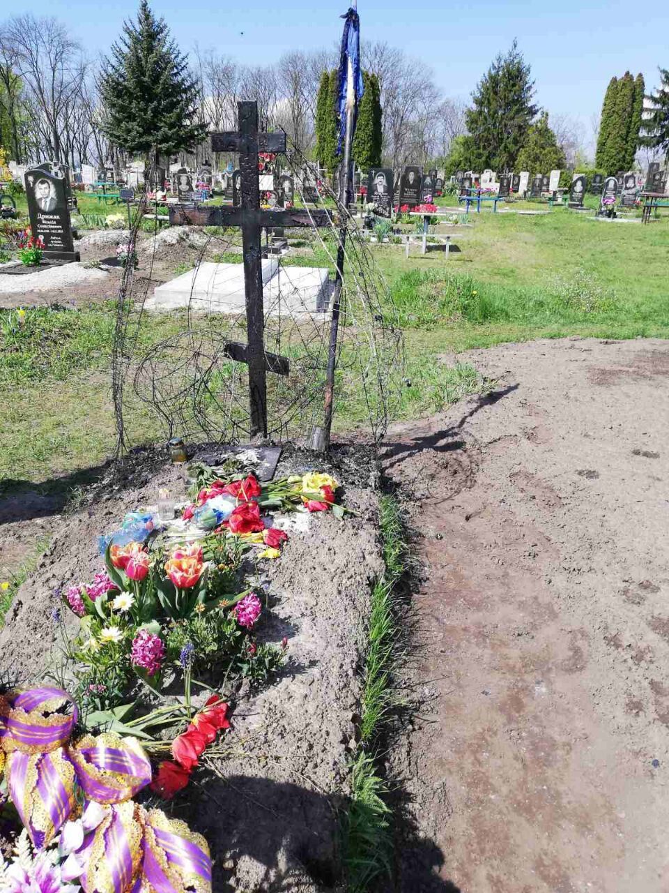 На Черкащині невідомі підпалили могилу захисника, який загинув в боях за Україну на Донеччині. Фото