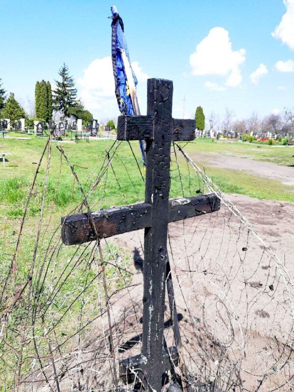 В Черкасской области неизвестные подожгли могилу защитника, погибшего в боях за Украину на Донетчине. Фото