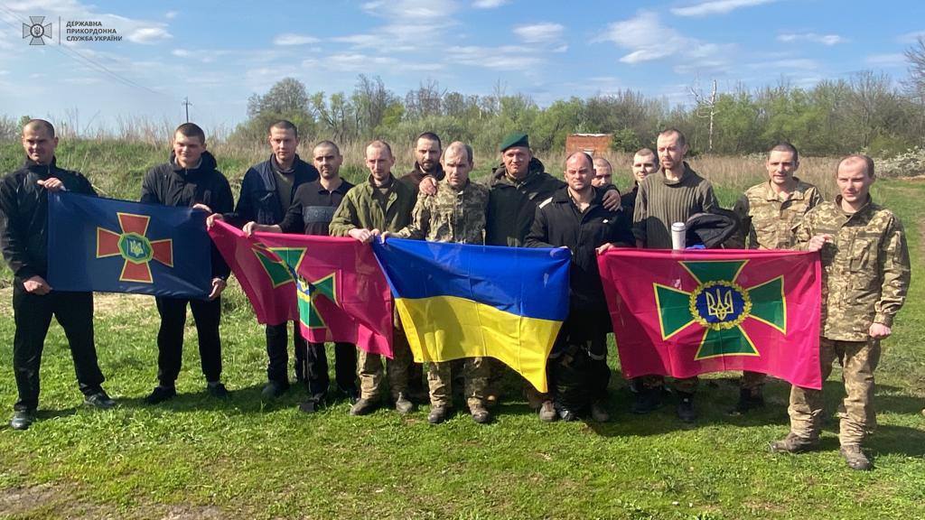 Захисники Маріуполя, Херсонщини та сходу: Україна повернула з російського полону 44 полонених. Фото та відео