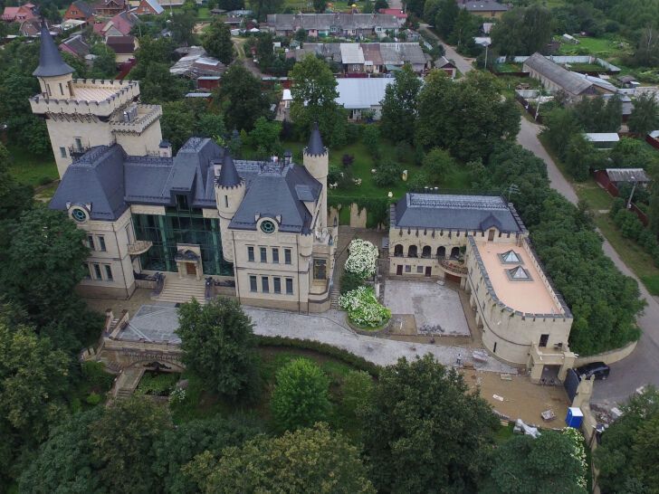 Названо імʼя покупця замку Пугачової та Галкіна: ним виявився відомий шоумен, який прагне зробити з будинку "елітний морг"