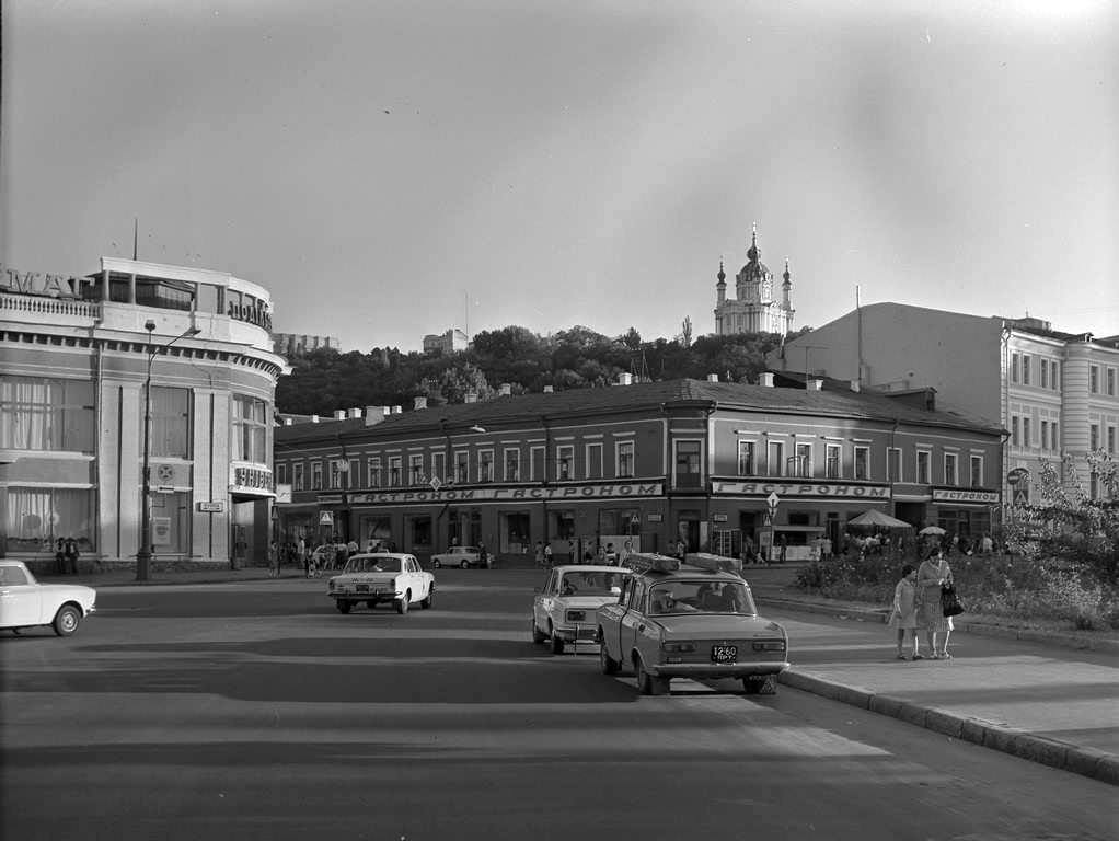 Без супермаркету й кафе: у мережі показали, який вигляд мала Контрактова площа в Києві в 1970-х. Фото