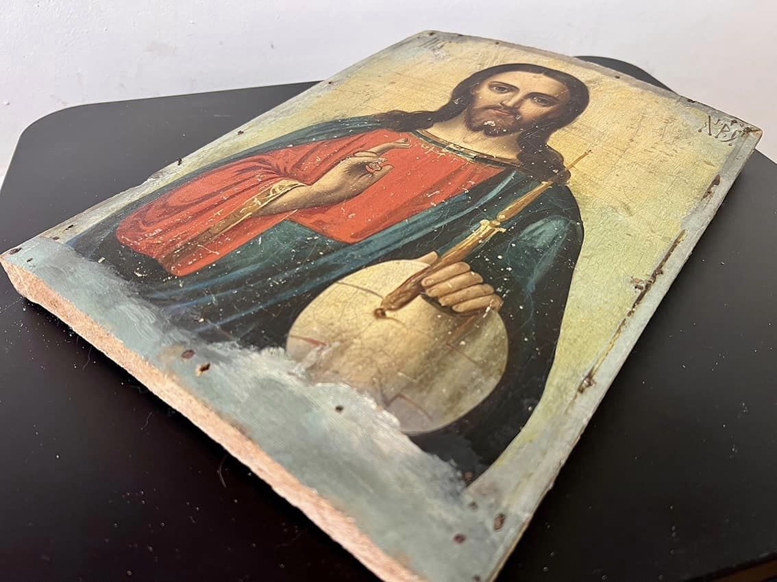 Житель Києва намагався відправити до США старовинну ікону під виглядом "настінного декору". Фото