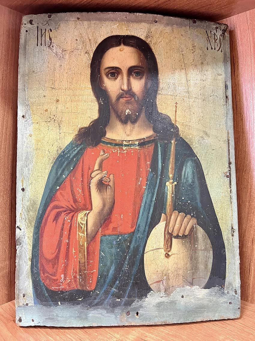 Житель Киева пытался отправить в США старинную икону под видом "настенного декора". Фото