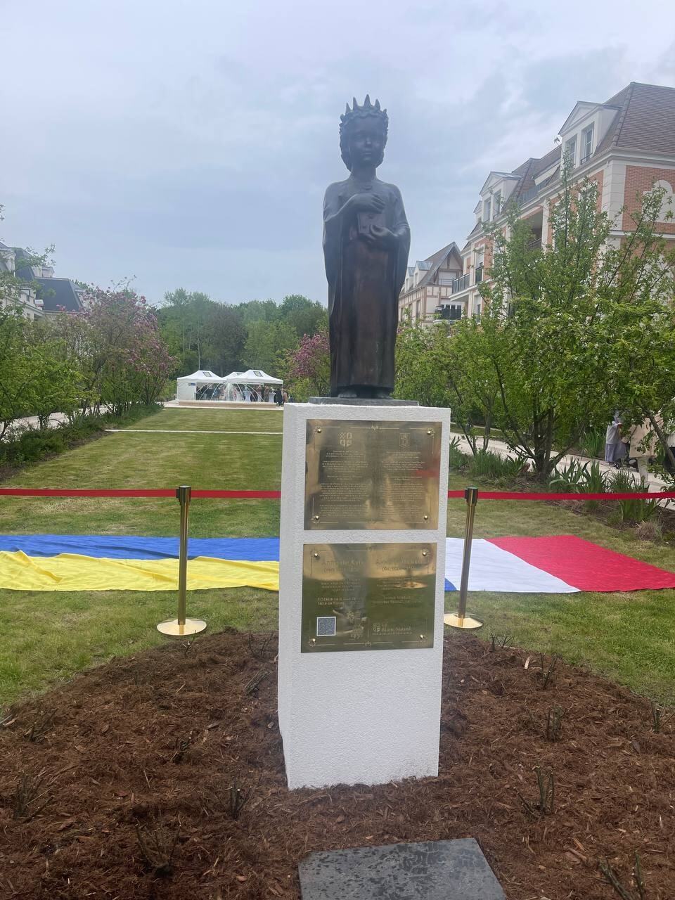 Во Франции установили памятник дочери Ярослава Мудрого королеве Анне. Фото