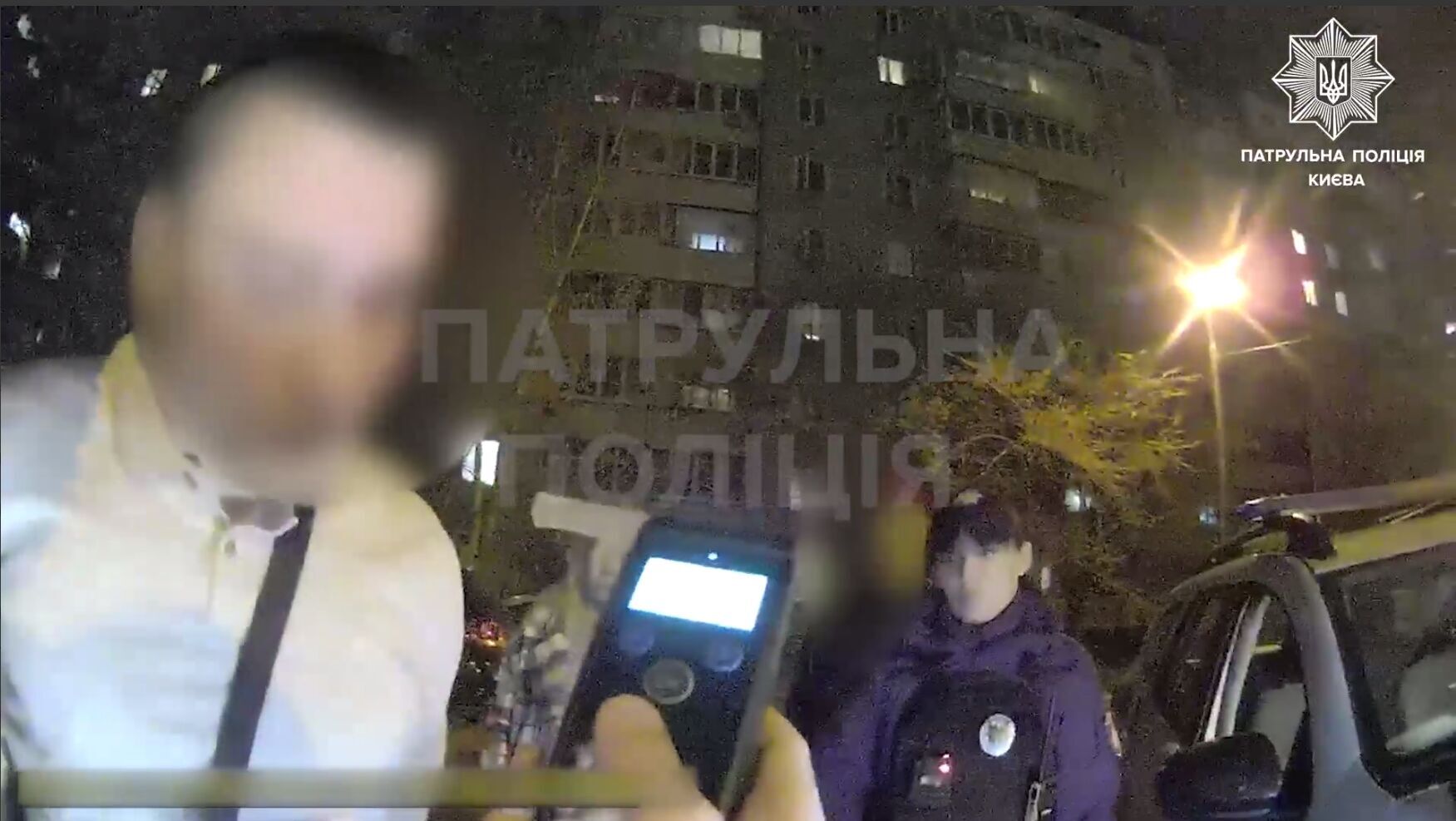 В Киеве задержали пьяного водителя: едва не сбил женщину и, убегая, протаранил припаркованные авто. Видео