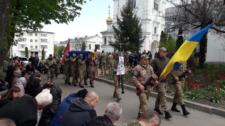 "Мужчина с большой буквы": в Сумской области простились с воином ВСУ, погибшим в боях в Авдеевке. Фото и видео