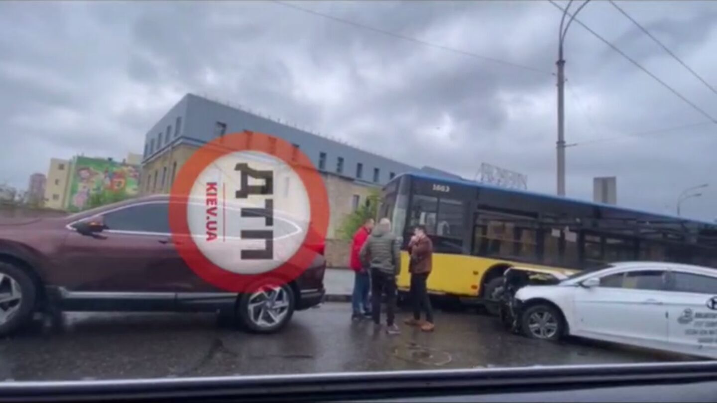 В Киеве возле Демеевской площади легковушка протаранила троллейбус. Видео
