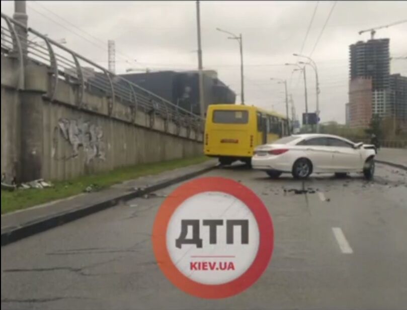 У Києві біля Деміївської площі легковик протаранив тролейбус. Відео