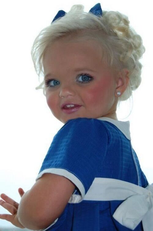 Її називали "білявий янгол": як склалася доля дівчинки-ляльки Айри Браун і який вигляд вона має зараз. Фото