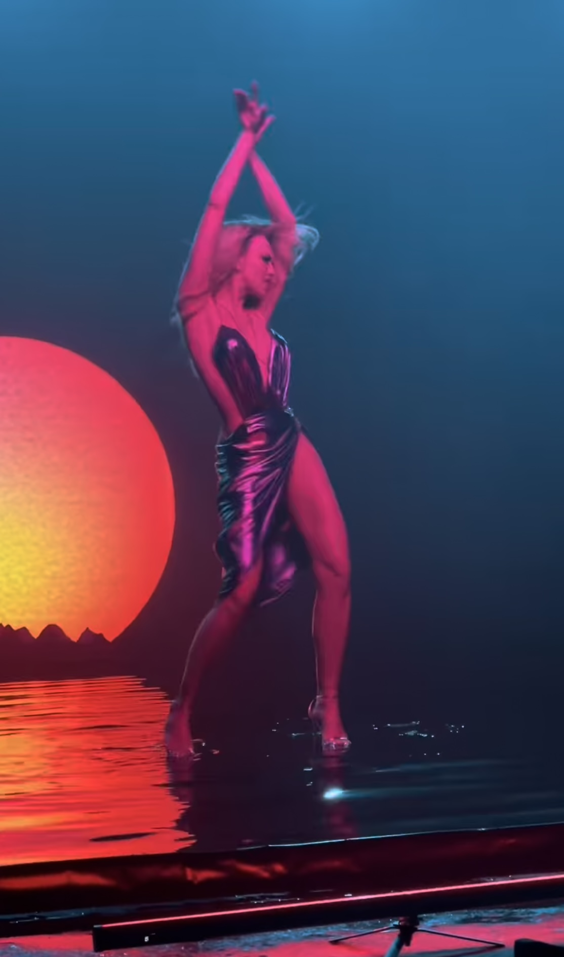 "Одягу все менше": Полякову розкритикували в мережі через "надто голу" сукню. Відео