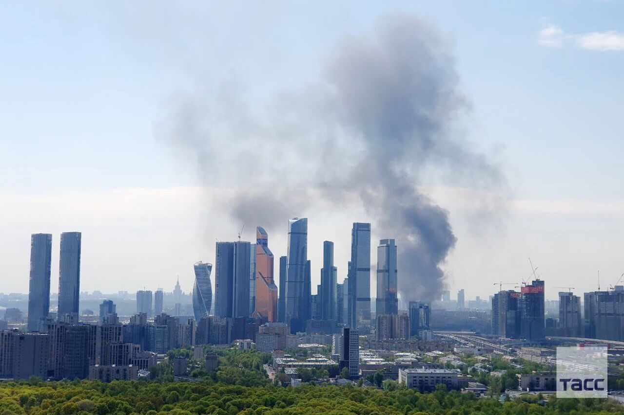 В Москве вспыхнул мощный пожар, горит элитный ЖК: поднялся черный дым. Видео