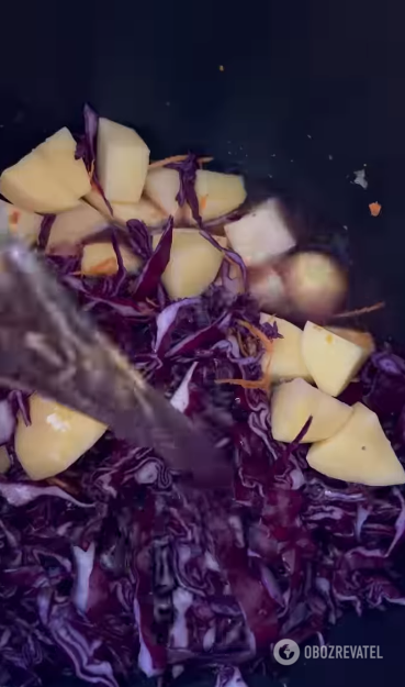 Какой вкусный суп приготовить из красной капусты: можно подавать с хлебцами и гренками