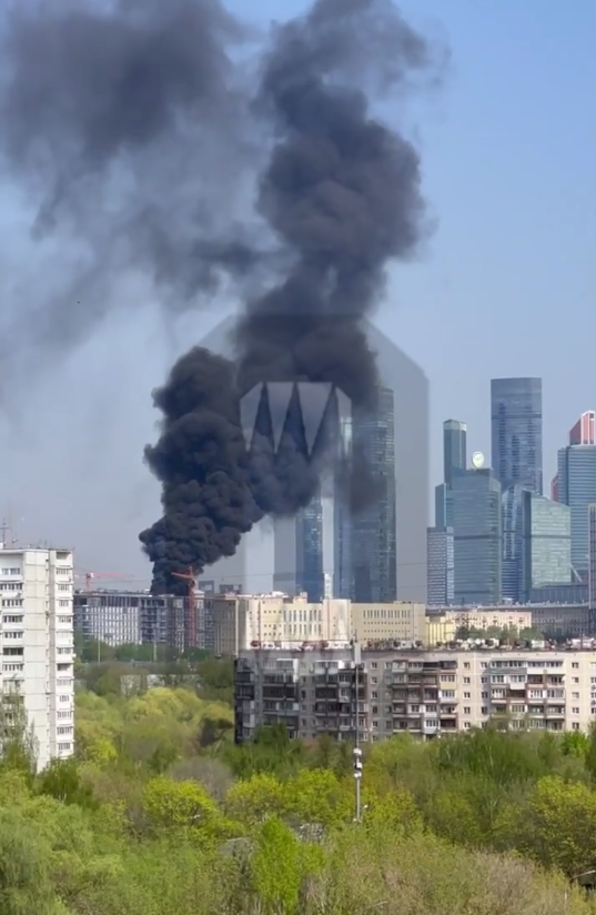 У Москві спалахнула потужна пожежа, горить елітний ЖК:  піднявся чорний дим. Відео 