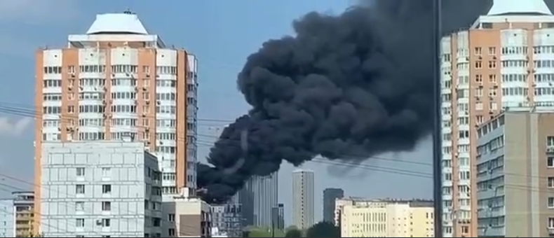 У Москві спалахнула потужна пожежа, горить елітний ЖК:  піднявся чорний дим. Відео 