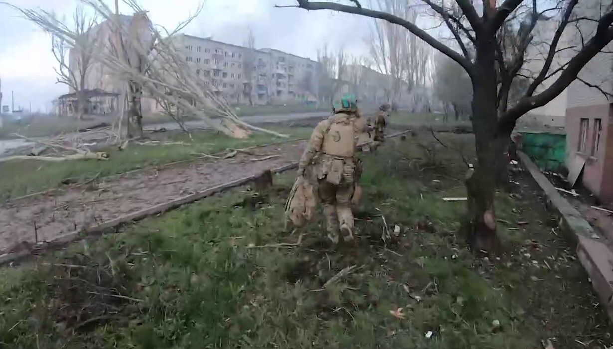 Місто перебуває під постійним вогнем: з'явилися унікальні кадри приїзду командувача ССО в Бахмут. Відео