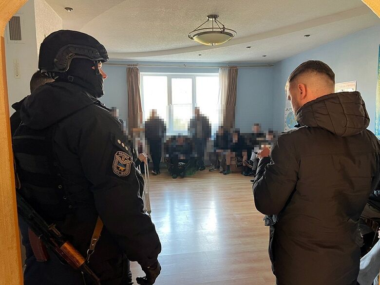 "Лікували" від алкоголізму та наркоманії кулаками: організаторам "реабілітаційних" центрів у Києві повідомили про підозру. Фото