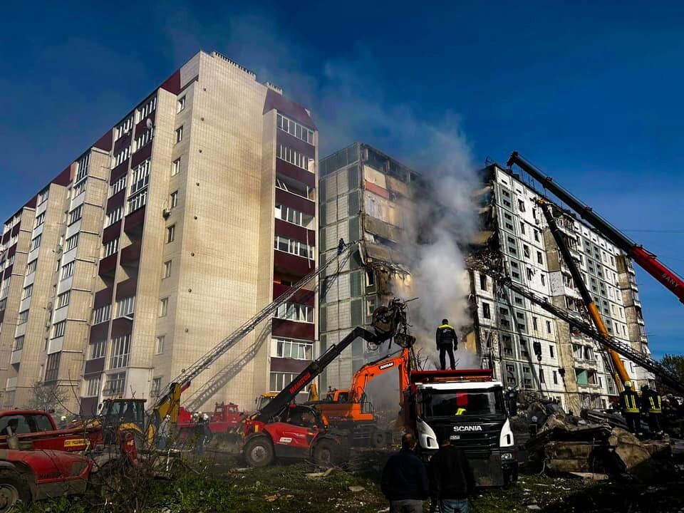 "Все тряслось": российская ракета разрушила дом рядом с отелем гребцов сборной Украины 