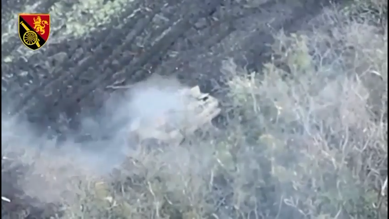 Горить і димить: артилеристи ЗСУ спалили російську БМП на Бахмутському напрямку. Відео