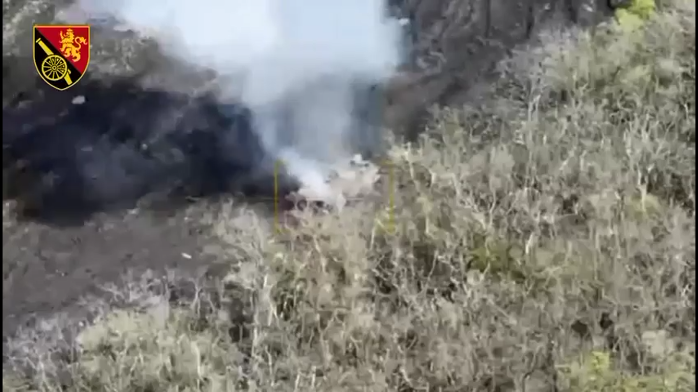 Горить і димить: артилеристи ЗСУ спалили російську БМП на Бахмутському напрямку. Відео