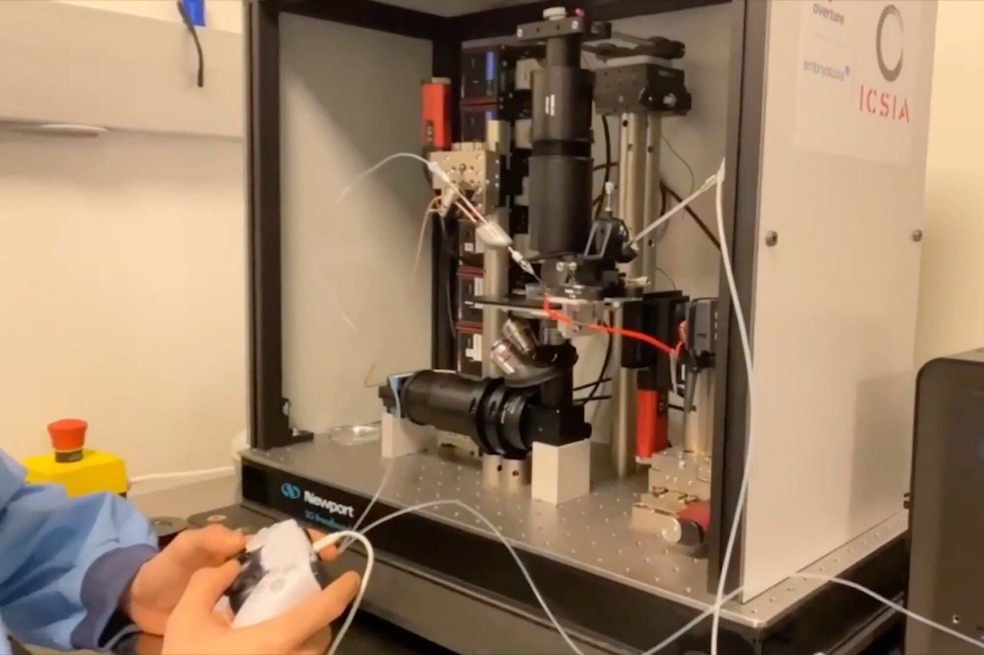 Оплодотворение яйцеклетки с помощью робота, управляемого контроллером DualSense